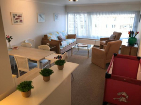 Ruime studio 50 m van zee